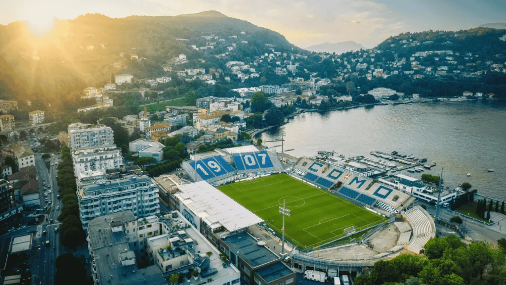  Stadio Giuseppe Sinigaglia berdiri di dekat danau, dan untuk waktu yang cukup lama, stadion itu lebih sering diingat karena kesunyiannya. Di sanalah Como 1907 bermain—dan di sanalah terlihat bahwa sebuah kota bisa tetap indah, meski klubnya sedang kehilangan arah.